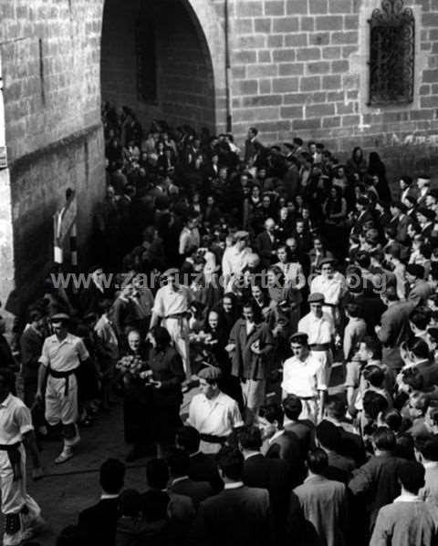 Fiesta de homenaje a los mayores en Zarautz. Salida de la parroquia