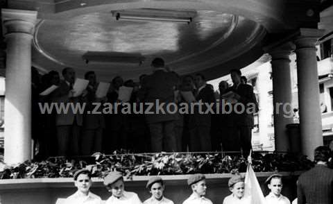 Fiesta de homenaje a los mayores en Zarautz