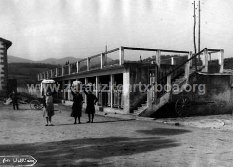 Mujeres con baldes de ropa en la cabeza en el exterior del lavadero de Zarautz