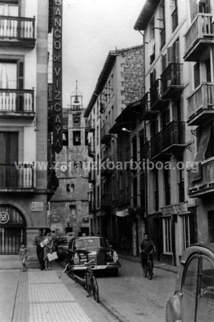 Fachada y rótulo del edificio del Banco de Vizcaya en la Musika Plaza de Zarautz