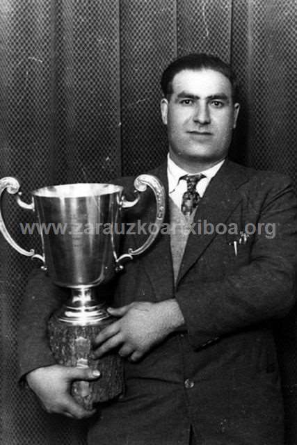 Ignacio Eizmendi, Basarri, con un trofeo