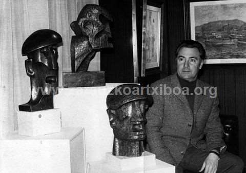 El escultor Tomás Murua Etxezarreta posando junto a sus esculturas
