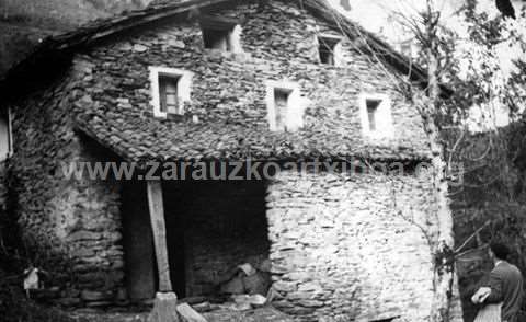 Fachada del caserio "Granada" de Errezil donde nació el bertsolari Basarri