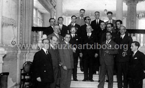 Fotografía de grupo de varios representantes políticos y de la cultura vasca de la década de los 30