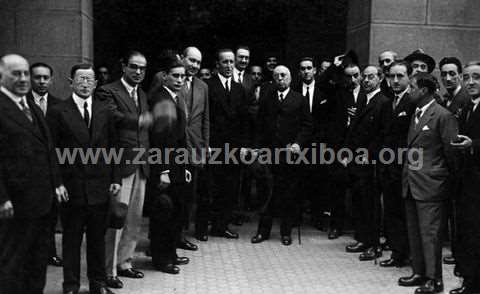 Fotografía de grupo de varios representantes políticos y de la cultura vasca de la década de los 30