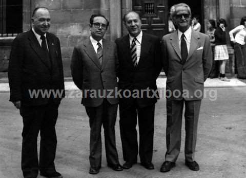 El compositor Francisco Escudero con un grupo de profesores del conservatorio