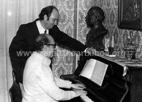 Francisco Escudero musikagilea pianoa jotzen, Javier Aranburu kazetariaren aurrean