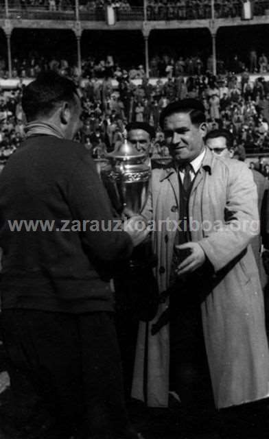 Entrega de un trofeo a Basarri durante una prueba de aizkolaris celebrada en San Sebastián