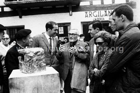 Inauguración de una escultura en homenaje al bertsolari Udarregi en Usurbil