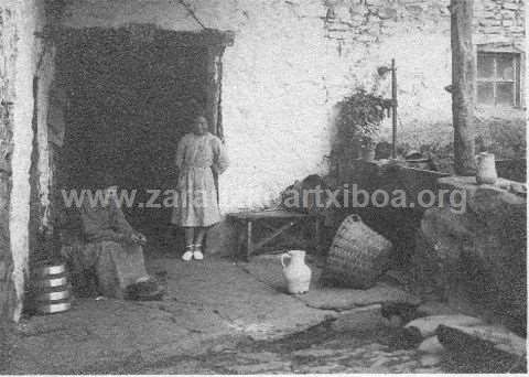 Abuela y niña en la puerta de su caserío