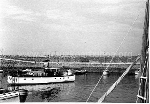 Yate amarrado en el puerto de Getaria