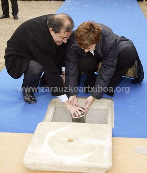 Colocación de la primera piedra del centro de salud