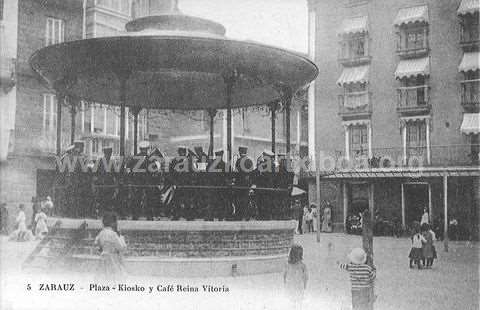 Plaza, kiosko y Café Reina Victoria