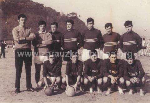 Equipo de fútbol de jóvenes en la playa