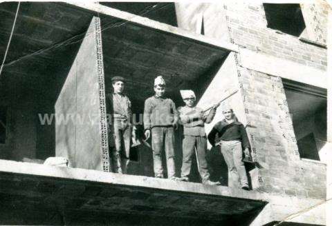 Manuel Veiga, Juan José Amenedo y dos compañeros trabajando en la construcción