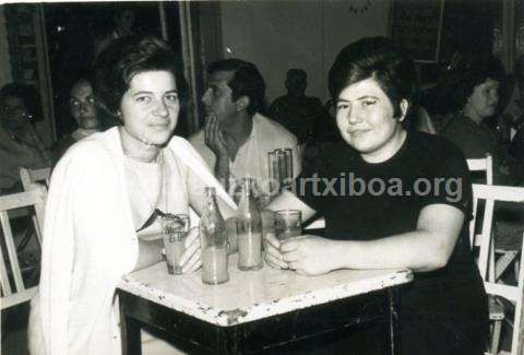 Adela Feijoo con una amiga en la plaza de la Música