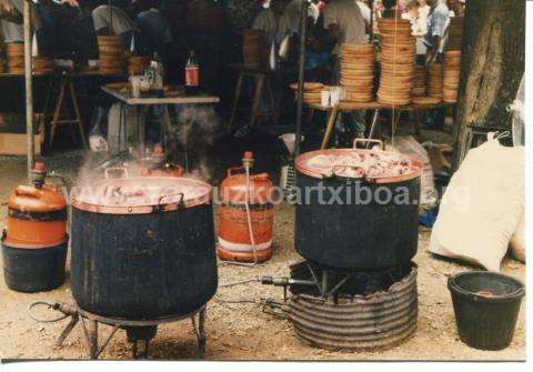 Día de Galicia: ollas de cobre y platos de madera tradicionales para servir el pulpo