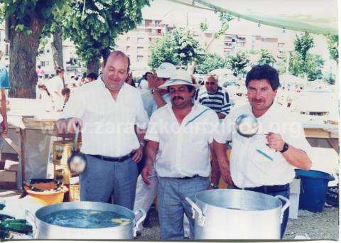 Día de Galicia: tres amigos durante la preparación de la comida
