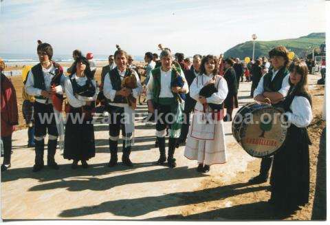 Día de Galicia: gaiteros en el malecón de Zarautz