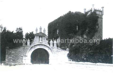 Entrada principal a Villa Torre Mar en la calle Mendilauta