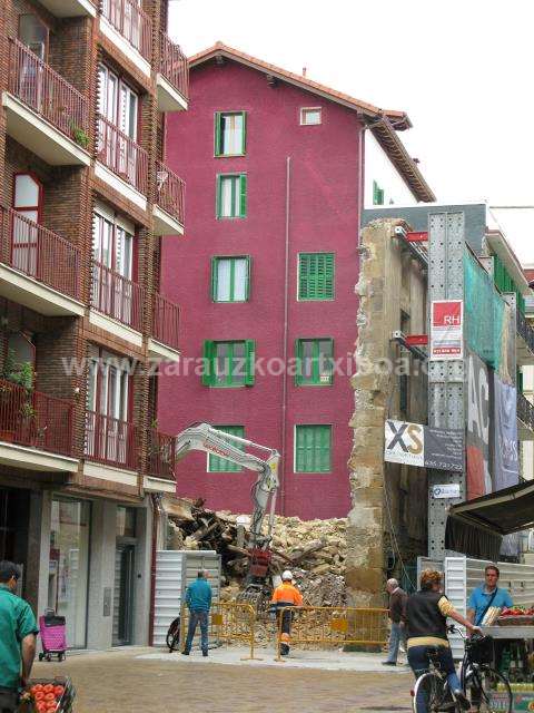 Derribo del edificio del s. XVIII en Zigordia kalea