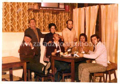 Manuel Feijoo y su familia en el bar Bella Vista