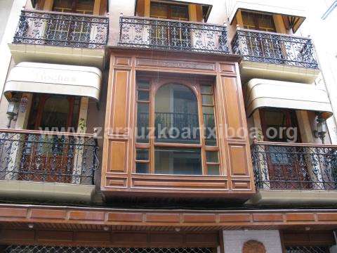 Fachada del edificio de la tienda Rochas en kale Nagusia