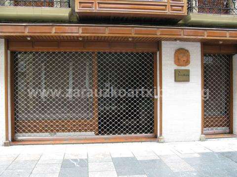 Fachada del edificio de la tienda Rochas en kale Nagusia