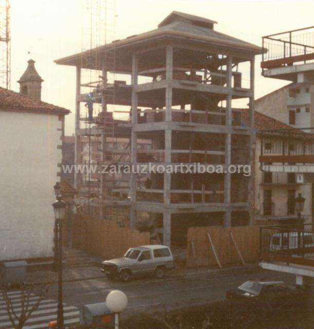 Edificio en construcción frente a la ermita de San Pelayo