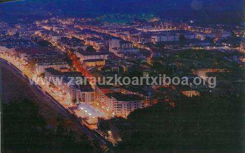 Panorámica nocturna de Zarautz desde Santa Barbara