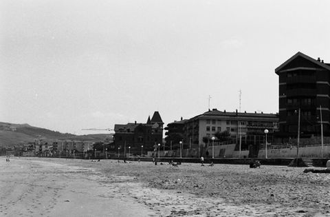 Playa de Zarautz sin gente con el malecón al fondo.