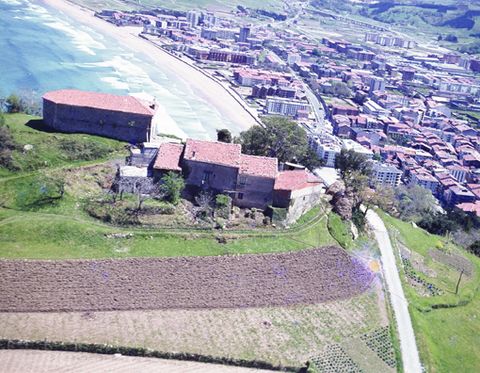 Vista aérea de la ermita de Santa Bárbara, de la playa y del pueblo de Zarautz