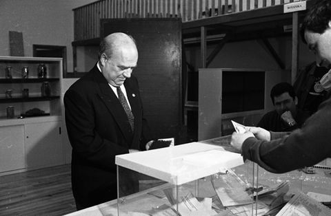 Elecciones autonómicas 1990. Jornada electoral. Imanol Murua votando