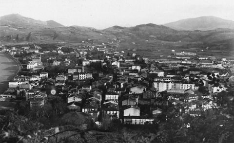 Panorámica del pueblo de Zarautz visto desde el monte Santa Bárbara