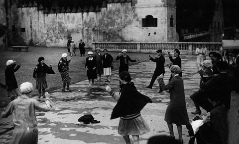 Grupo de gente bailando en Munoa Plaza de Zarautz