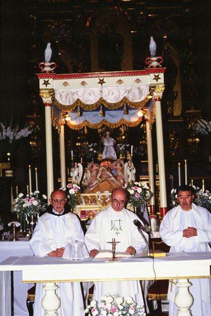 Celebración de la misa de Viernes Santo en el convento de Santa Clara