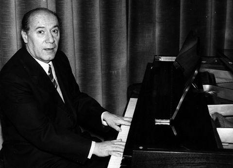 Francisco Escudero musikagilea pianoa jotzen