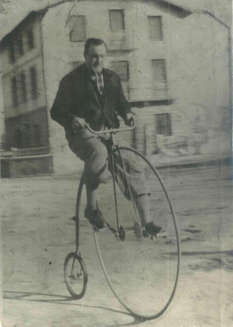 Eusebio Bastida en una antigua bicicleta