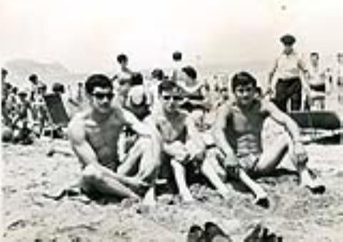 Tres amigos en la playa de Zarautz