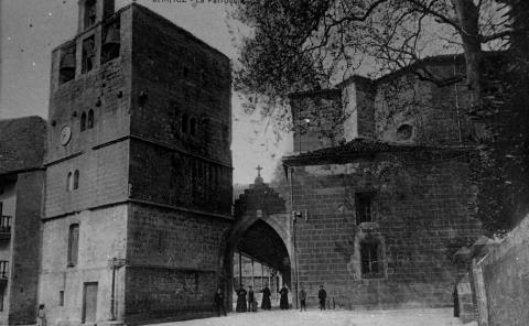 Torre campanario y la parroquia de Santa María La Real de Zarautz.